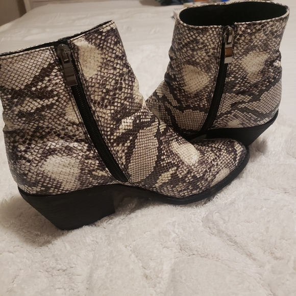 CATHERINE MALANDRINO SNEAKE BOOTIES SIZE :7 1/2 - Picture 4 of 8